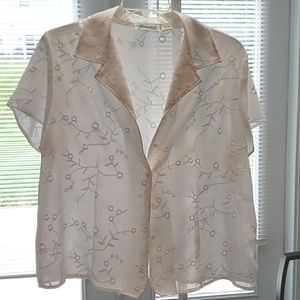 Xl Joanna white button down short sleeve blouse with floral pattern stitching
